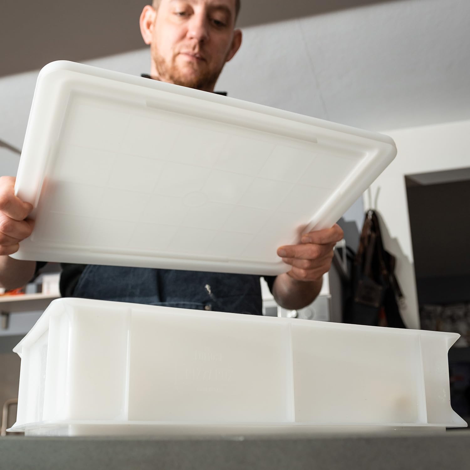 GENUS DEI | Hefebox für Pizza und Brot | Lebensmittelbehälter für Teig | Teigbox | Plastikbox mit Deckel 30 x 40 x 10 cm